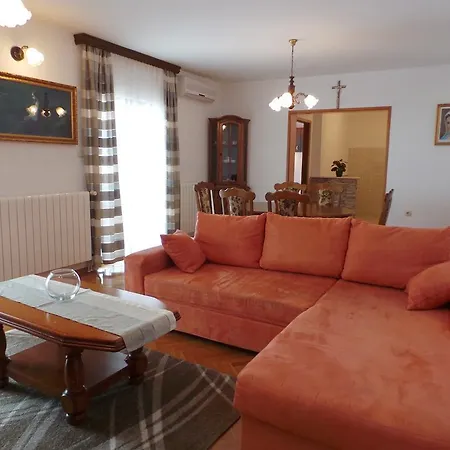 Apartment 3-bedroom In Novi Vinodolski/vinodolska Riviera 15346