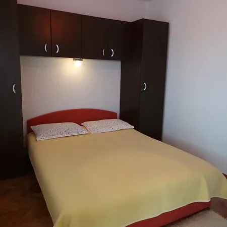 Apartment 3-bedroom In Novi Vinodolski/vinodolska Riviera 15346
