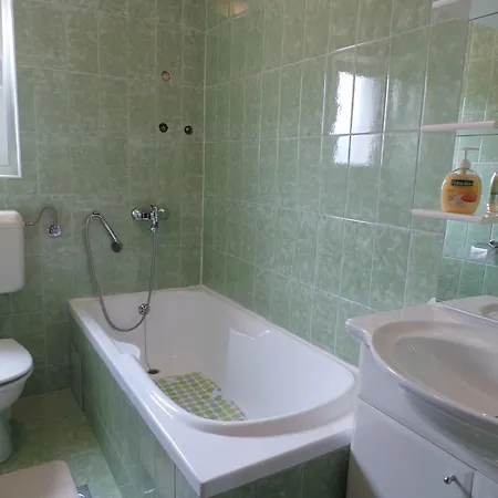 Apartment 3-bedroom In Novi Vinodolski/vinodolska Riviera 15346